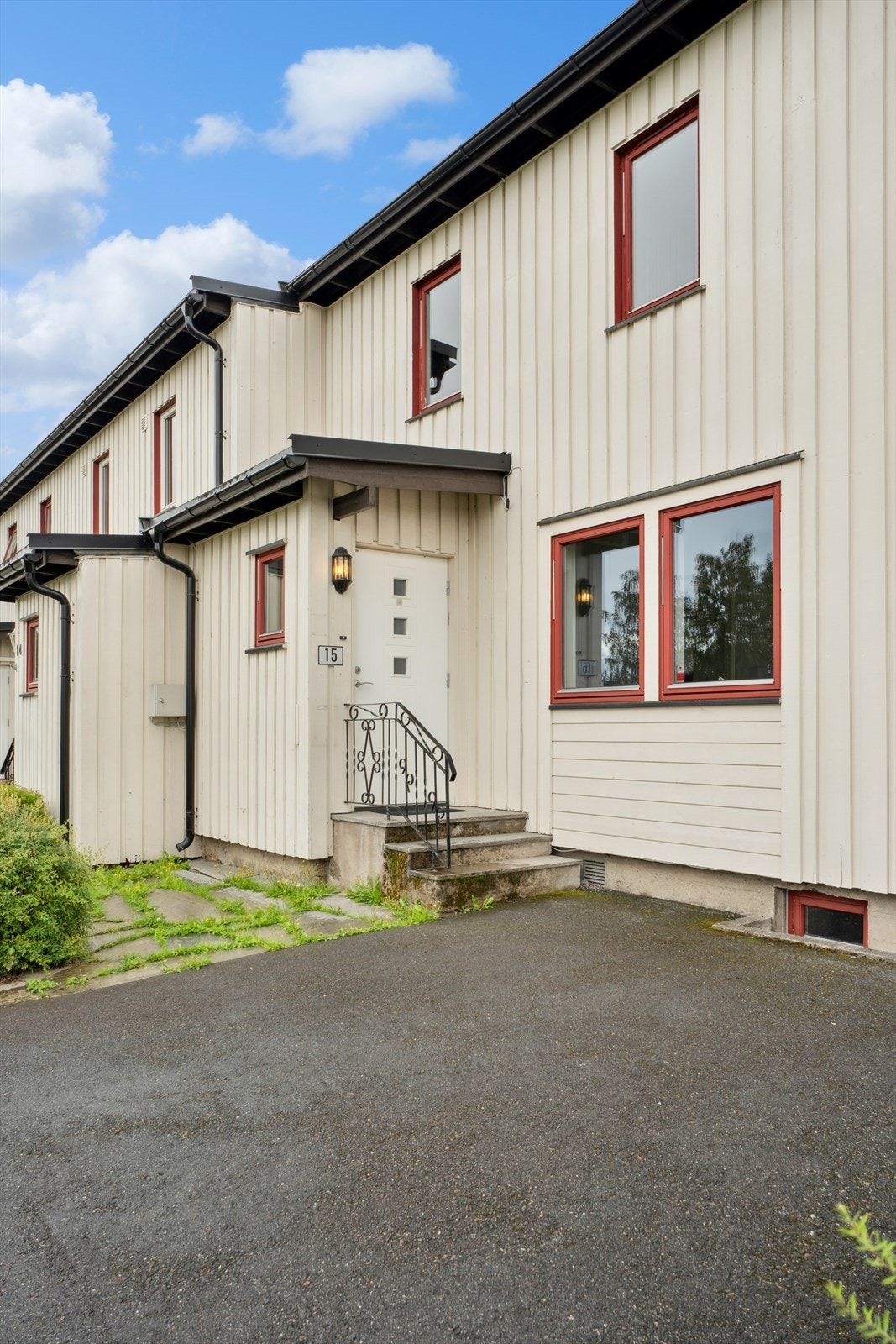 Inngangspartiet har en ytterdør fra 2016 og leder inn i boligens første etasje. Galleribilde