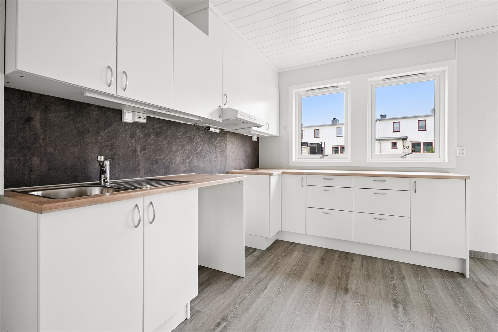 Det er montert laminatplater og belysning over benken. Kjøkkenet er utstyrt med Waterguard og komfyrvakt. Galleribilde