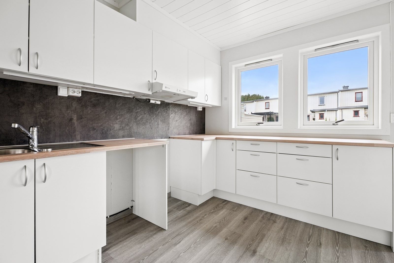 Det er avsatt plass til frittstående komfyr, kjøleskap og oppvaskmaskin. Galleribilde