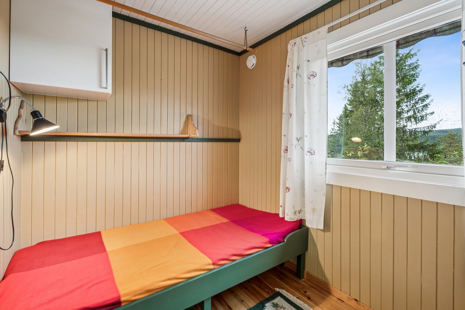 Hytta har to soverom av praktisk størrelse for seng og oppbevaring. Galleribilde
