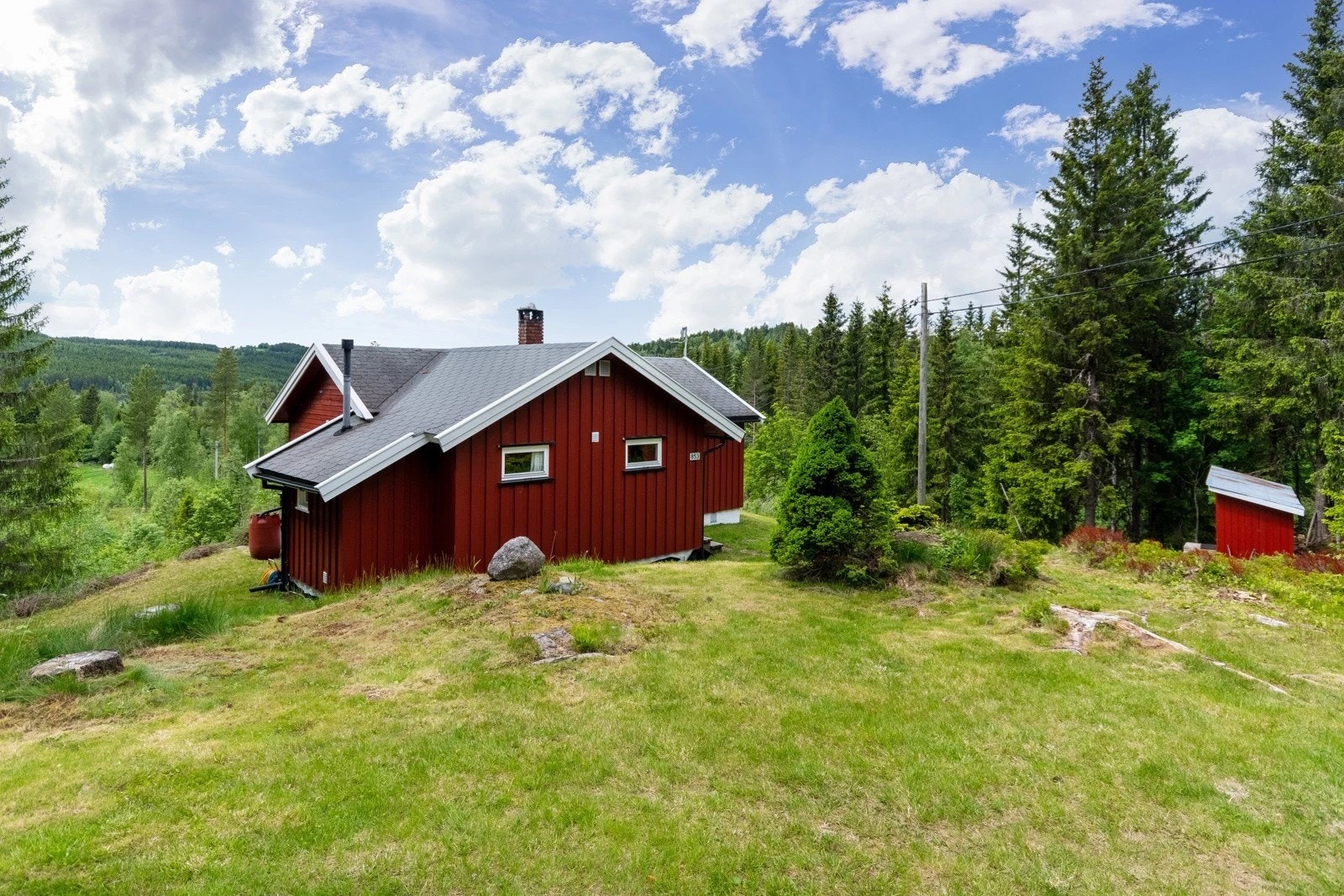 Tradisjonell og velholdt fasade, hytta ble malt i 2021. Galleribilde