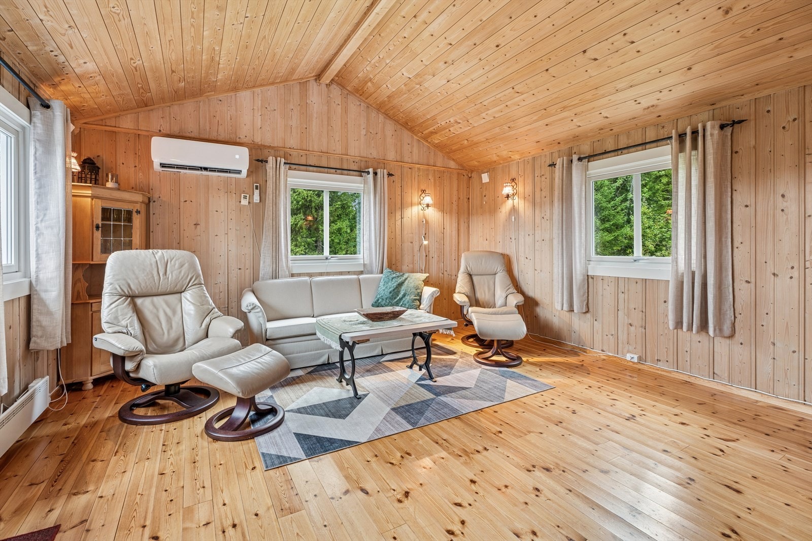 Effektiv oppvarming med en nyere luft-til-luft varmepumpe, installert i 2023. Galleribilde