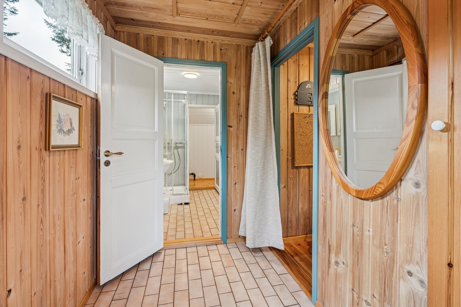 Entré med flislagt gulv og varmekabler gir en lun velkomst. Galleribilde