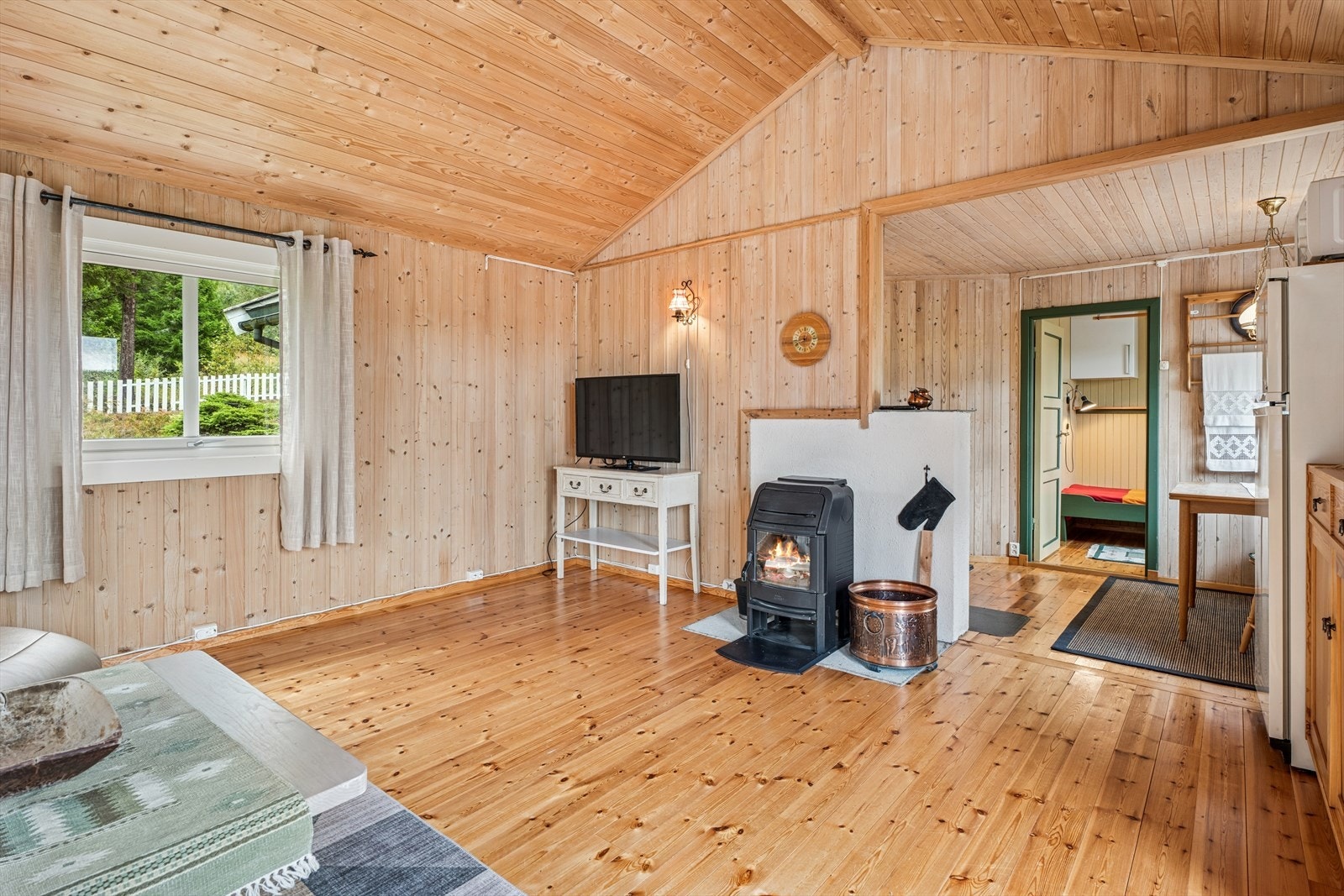 Den mønte himlingen i stuen gir en luftig og god romfølelse. Galleribilde