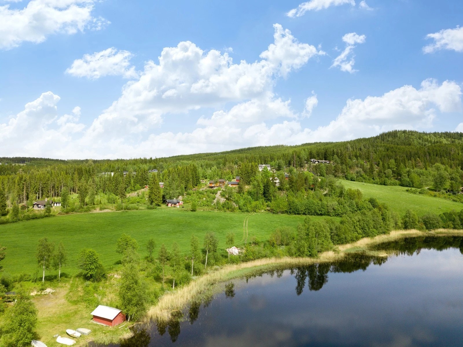 Eiendommen ligger i naturskjønne Landåsbygda, med kort vei til turmuligheter og skiløyper ved Pruterud Skianlegg. Galleribilde
