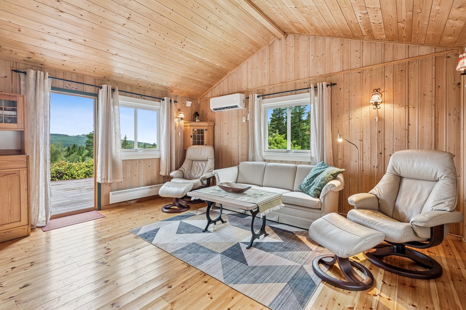 Fra stuen er det direkte utgang til den romslige og solrike terrassen. Galleribilde