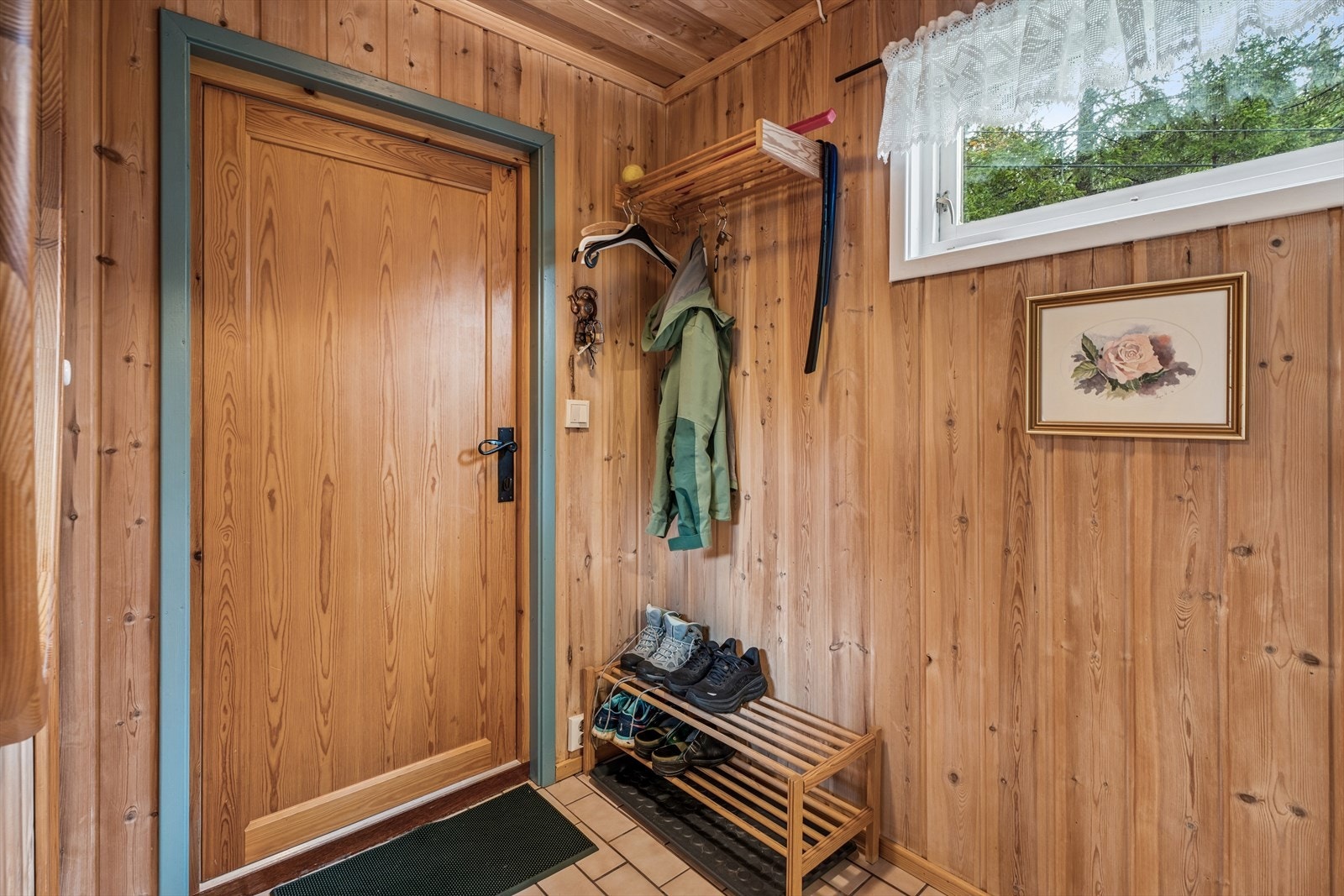 Praktisk entré med plass til oppbevaring av yttertøy og sko. Galleribilde