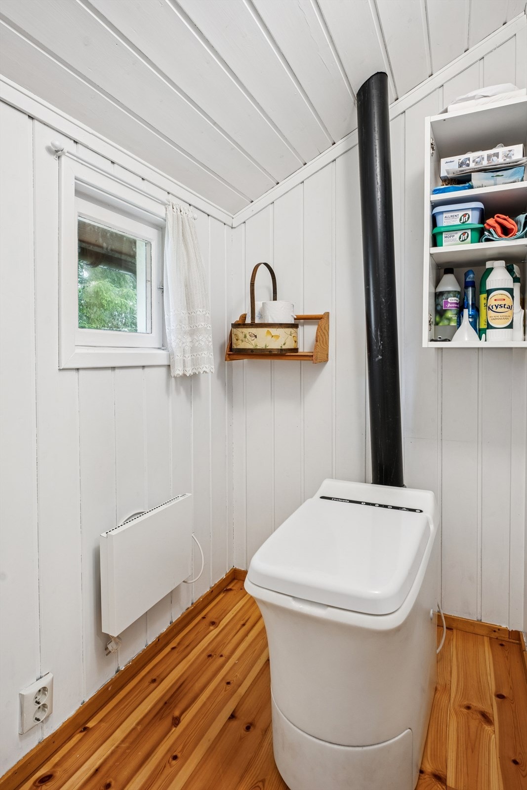 Separat toalettrom med moderne forbrenningstoalett fra 2004. Galleribilde