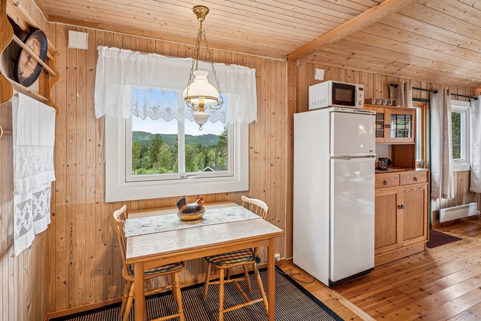 Hyggelig spiseplass ved vinduet. Galleribilde