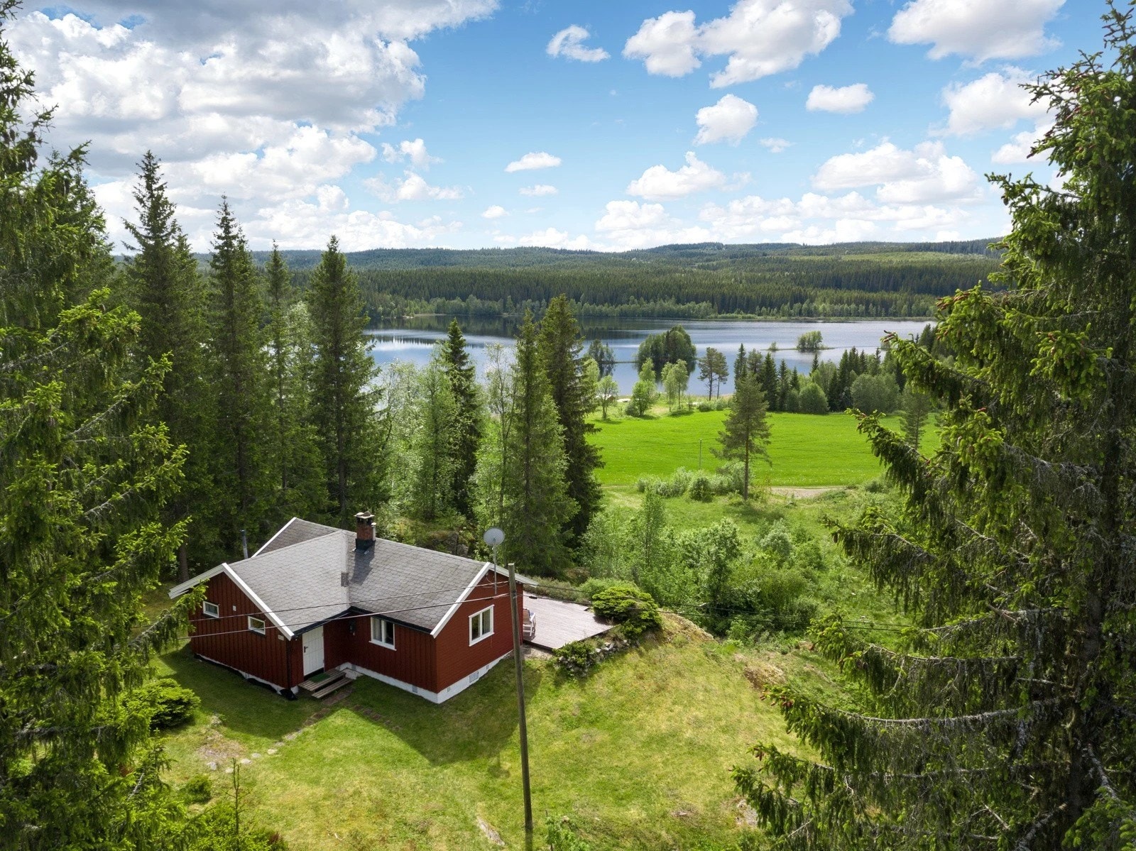 Idyllisk beliggende fritidsbolig med flott utsikt over Landåsvatnet. Galleribilde