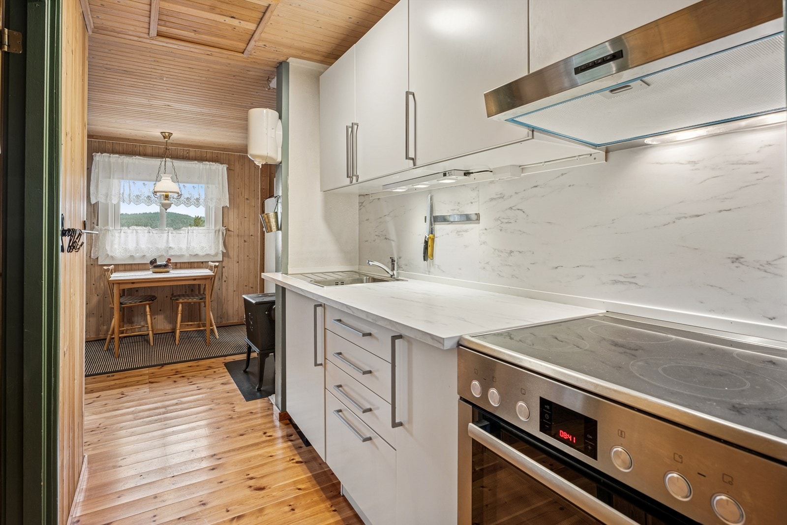 Kjøkkenet er praktisk innredet og ligger i åpen løsning mot spiseplassen. Galleribilde