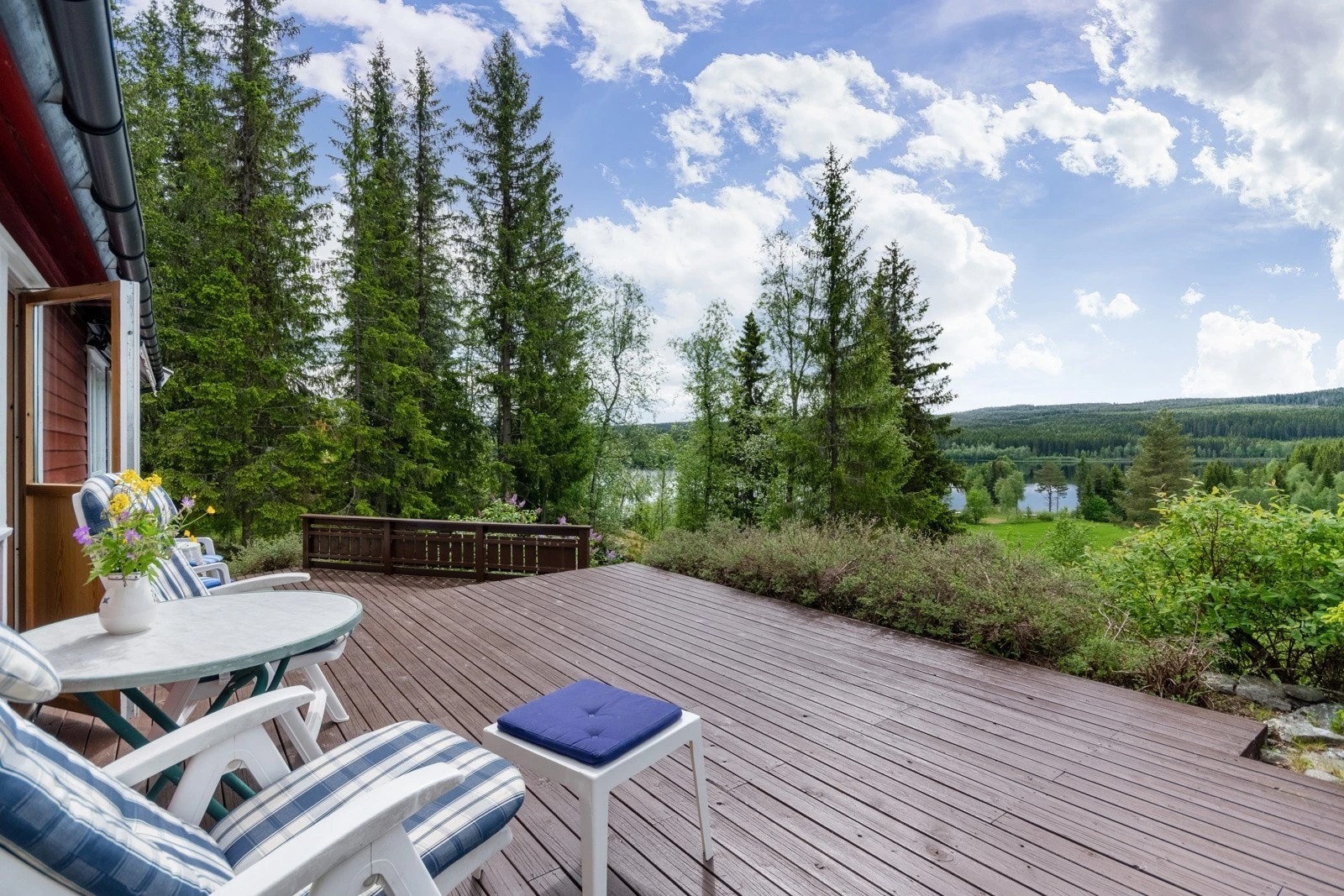 Den store terrassen på 32m² har rikelig med plass for utemøbler. Galleribilde