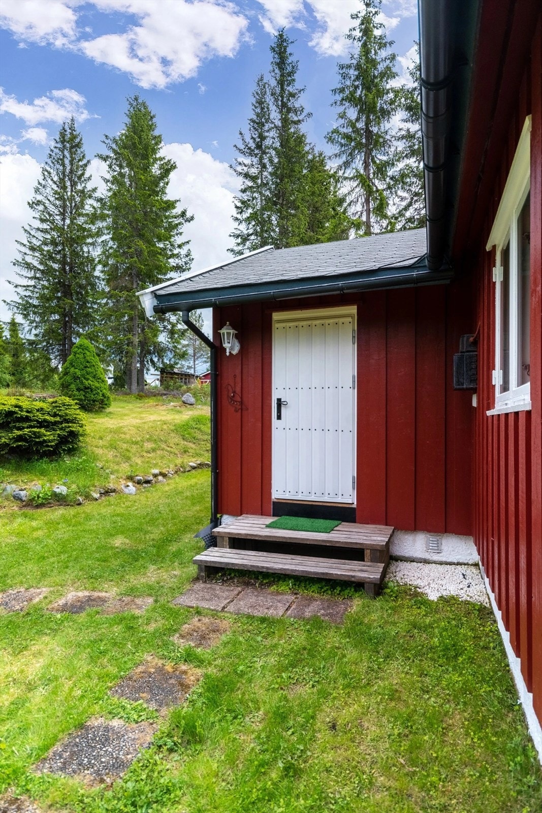 Sjarmerende inngangsparti med trapp i treverk. Sikringsskap er i senere tid byttet. Galleribilde