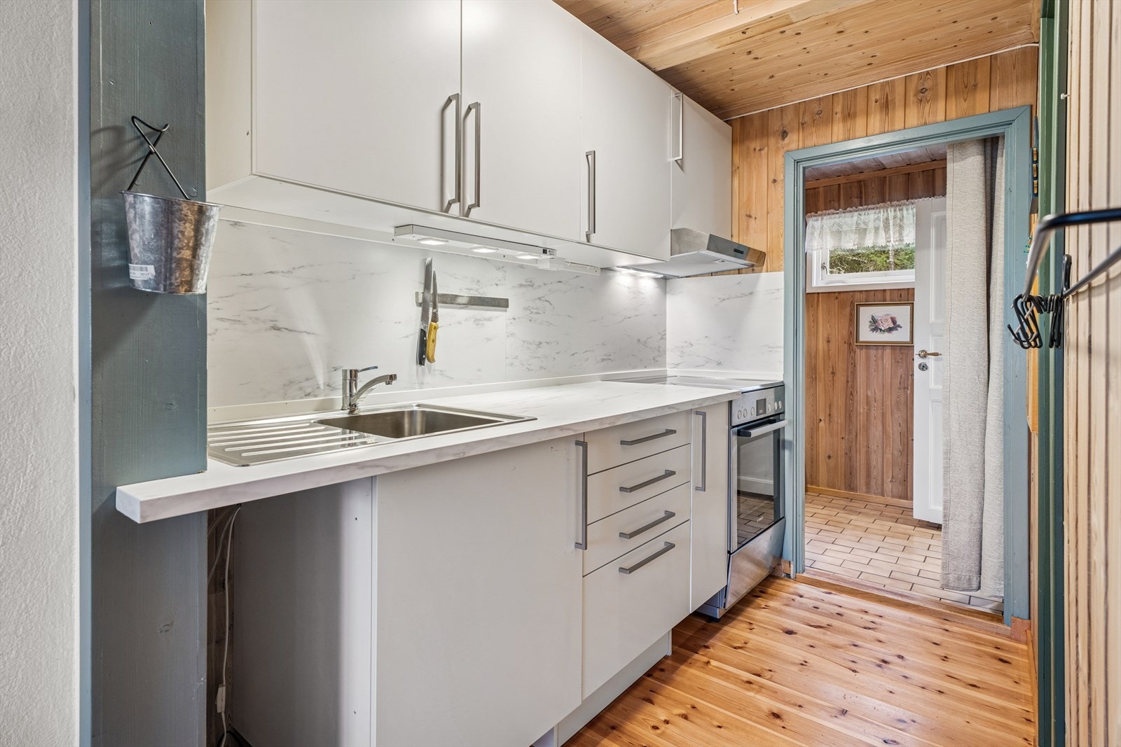 Kjøkkendel med laminat benkeplate og godt med skap. Galleribilde