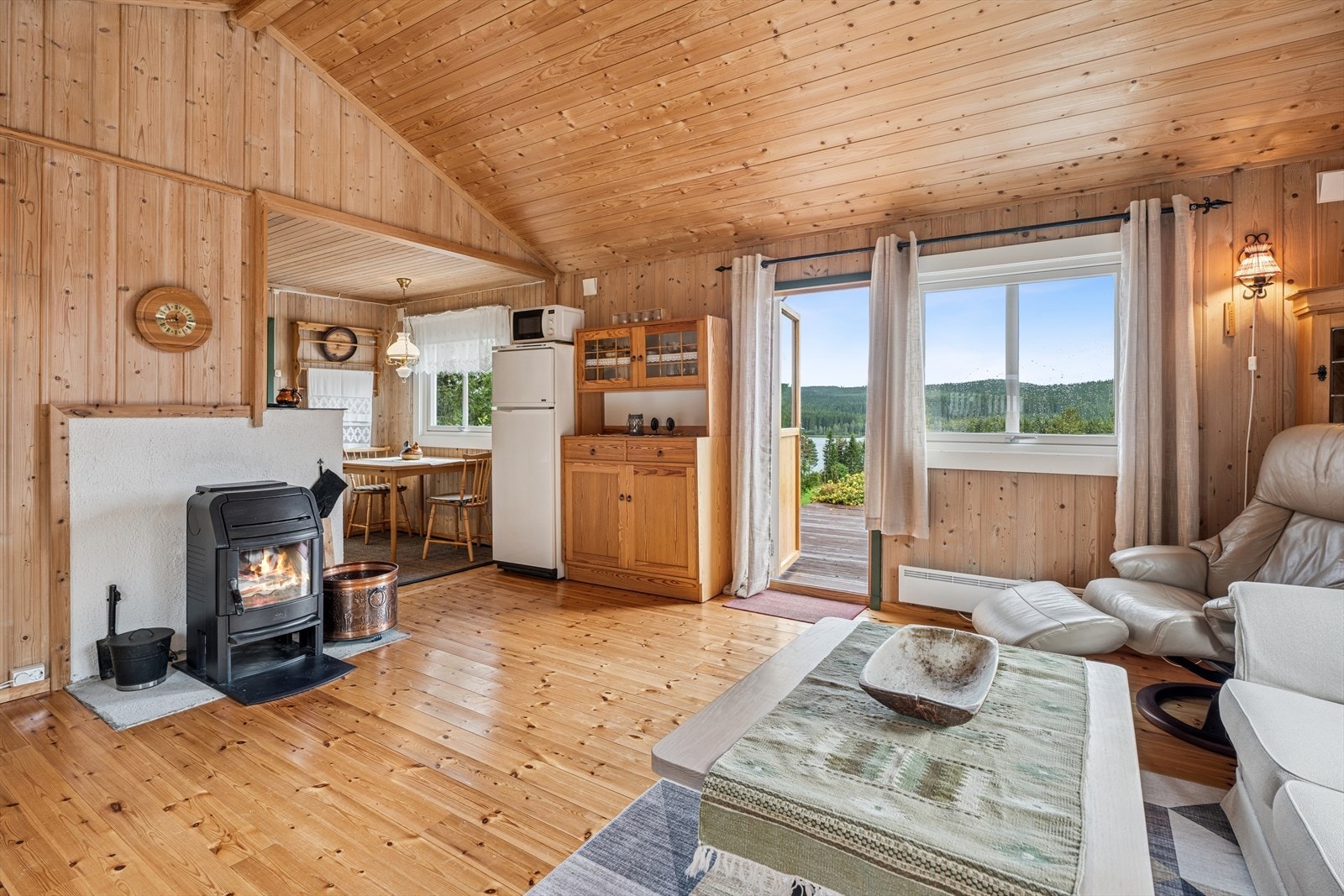 Peisovnen i stuen skaper en lun og koselig atmosfære på kjølige kvelder. Fotograf: Efkt v/ Andreas Ellingsen Galleribilde