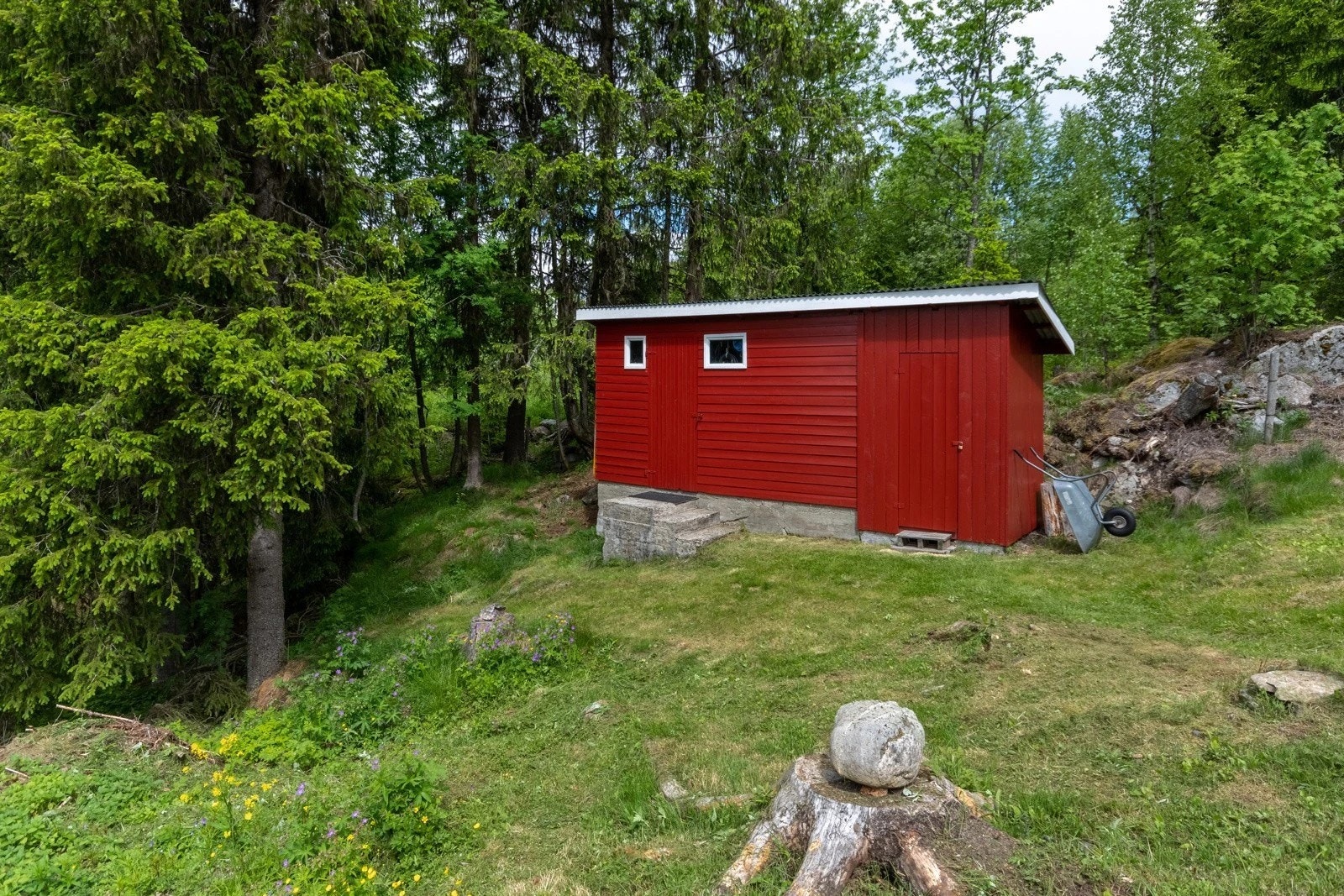 Praktisk uthus på 7m² gir ekstra lagringsplass for utstyr og redskaper. Galleribilde