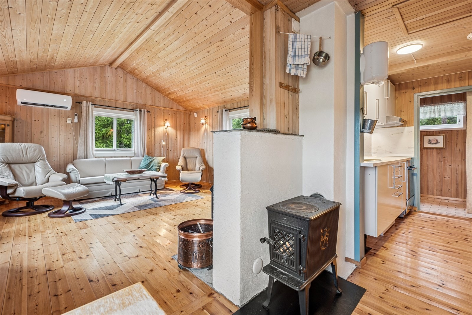 Åpen og sosial løsning mellom kjøkken og stue - hyttas naturlige samlingspunkt. Galleribilde