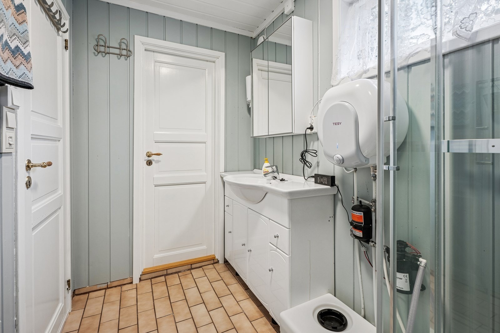 Badet er utstyrt med servantinnredning, speilskap og egen 40-liters vanntank. Galleribilde