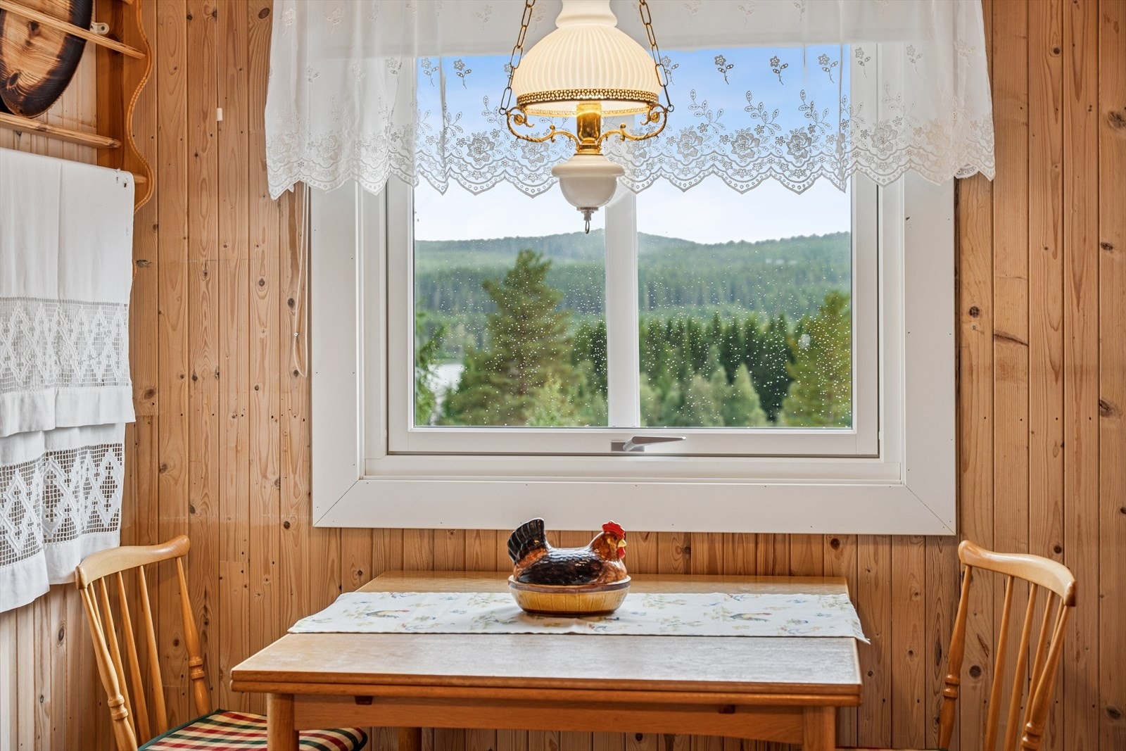 De fleste vinduene i hytta ble skiftet i 2024 og gir godt med dagslys. Galleribilde