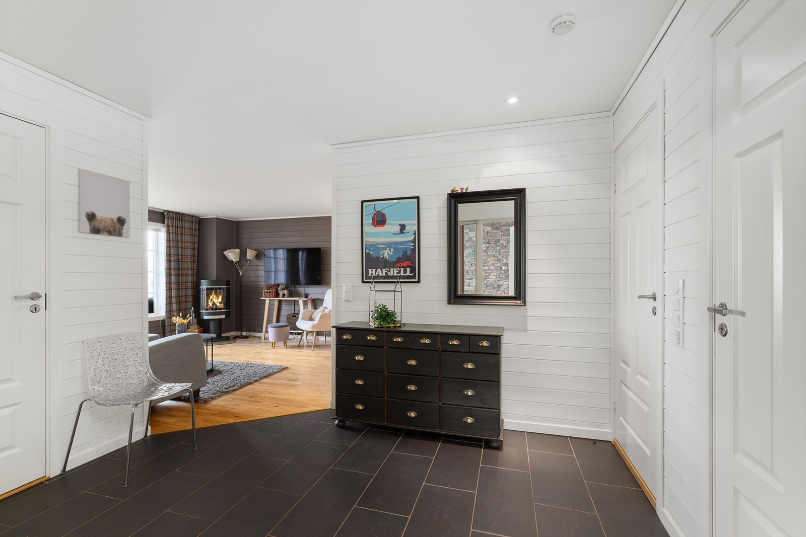 Stor og luftig gang. Flislagt gulv med behagelig gulvarme. Galleribilde