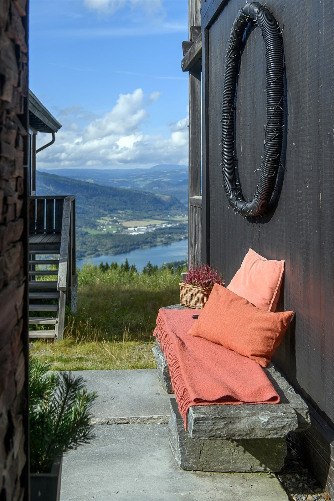 Utenfor inngangspartiet er det opparbeidet en hyggelig uteplass mot sør som byr på formiddagssol og flott utsikt. Galleribilde