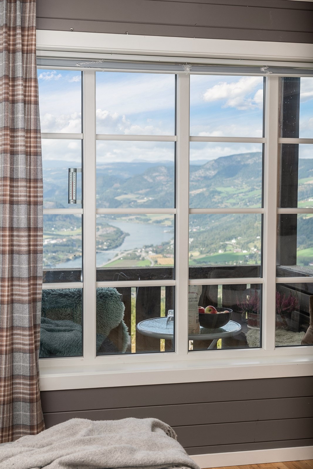 Utsikten oppover Gudbrandsdalen er det bare å beundre! Galleribilde