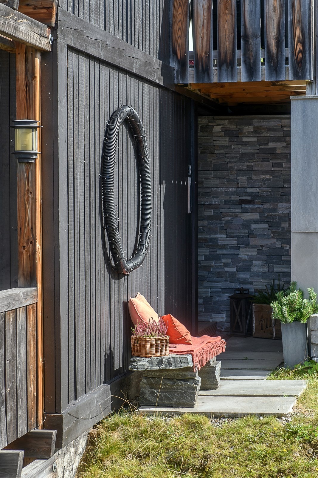 Leiligheten ligger på bakkeplan (byggets underetasje). Galleribilde