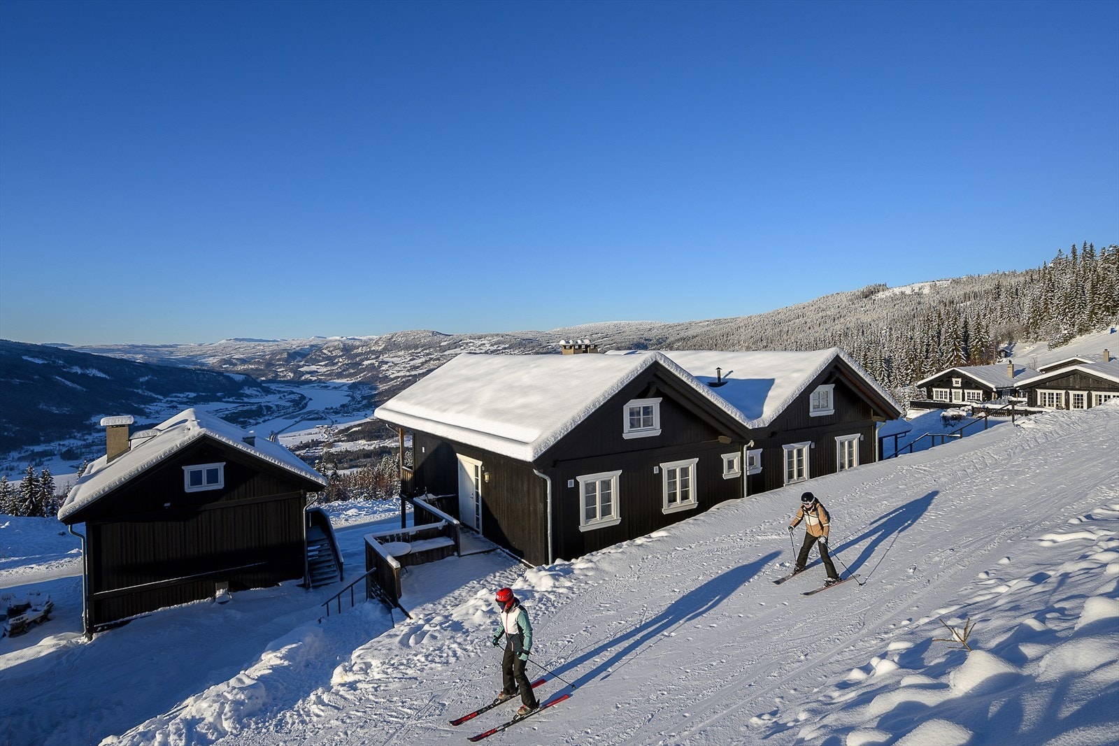 Meget sentral beliggenhet rett nord for Kjusbakken i Hafjell Fjellandsby med ski inn/ut til alpinbakken (tilfartsløypa går rett bak leiligheten) Galleribilde