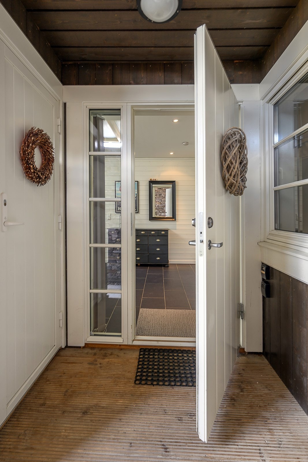 Utvendig bod i direkte tilknytning til leilighetens overbygde inngangsparti. Galleribilde