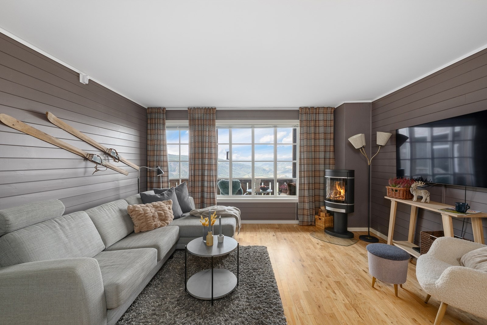 Parkettgulv og vegger med trepanel malt i en moderne og behagelig farge. Galleribilde