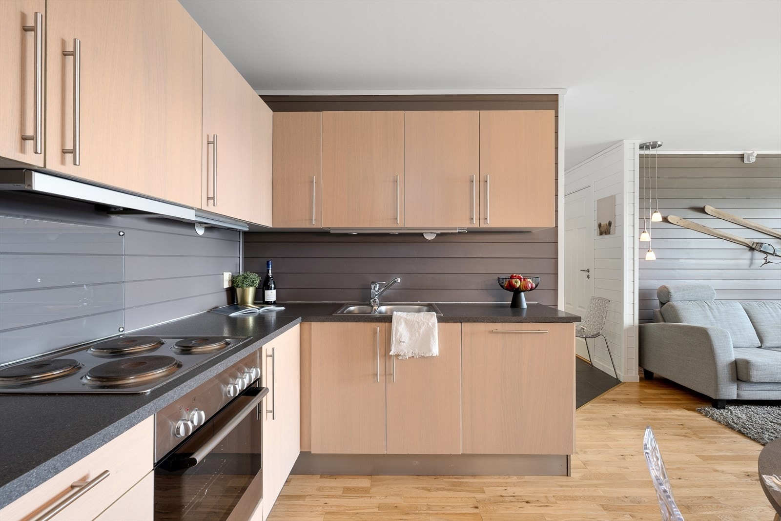 Integrert stekeovn, platetopp og oppvaskmaskin samt frittstående kjøl-/fryseskap medfølger. Galleribilde