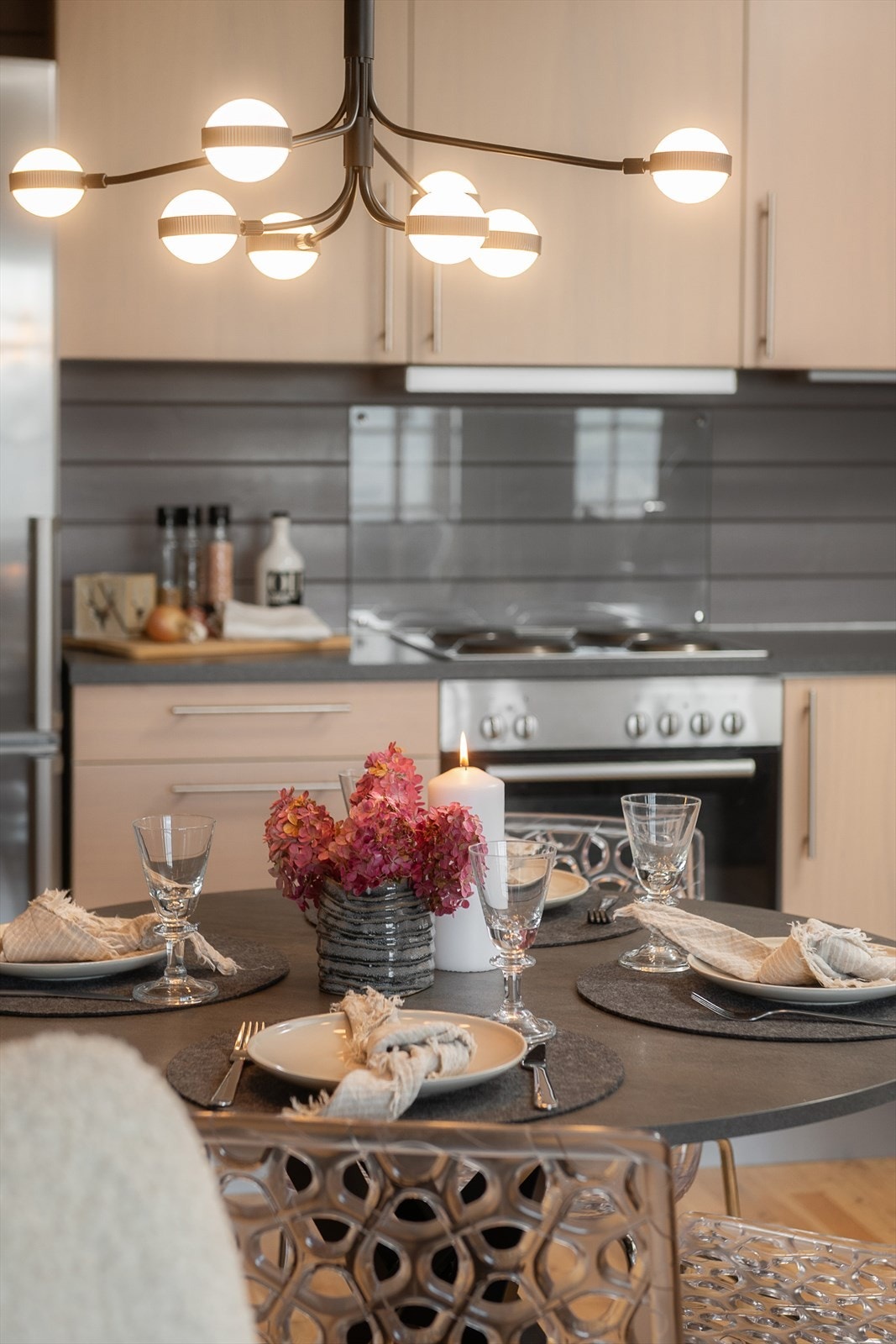 Innredning med glatte fronter og laminat benkeplate med nedfelt oppvaskkum. Galleribilde