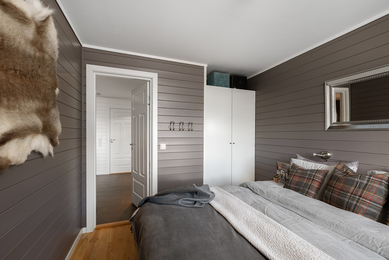 Begge soverommene er utstyrt med garderobeskap. Galleribilde