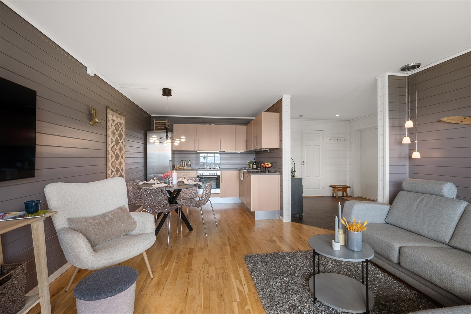 Kjøkkenet ligger fint tilbaketrukket fra selve stuedelen. Galleribilde