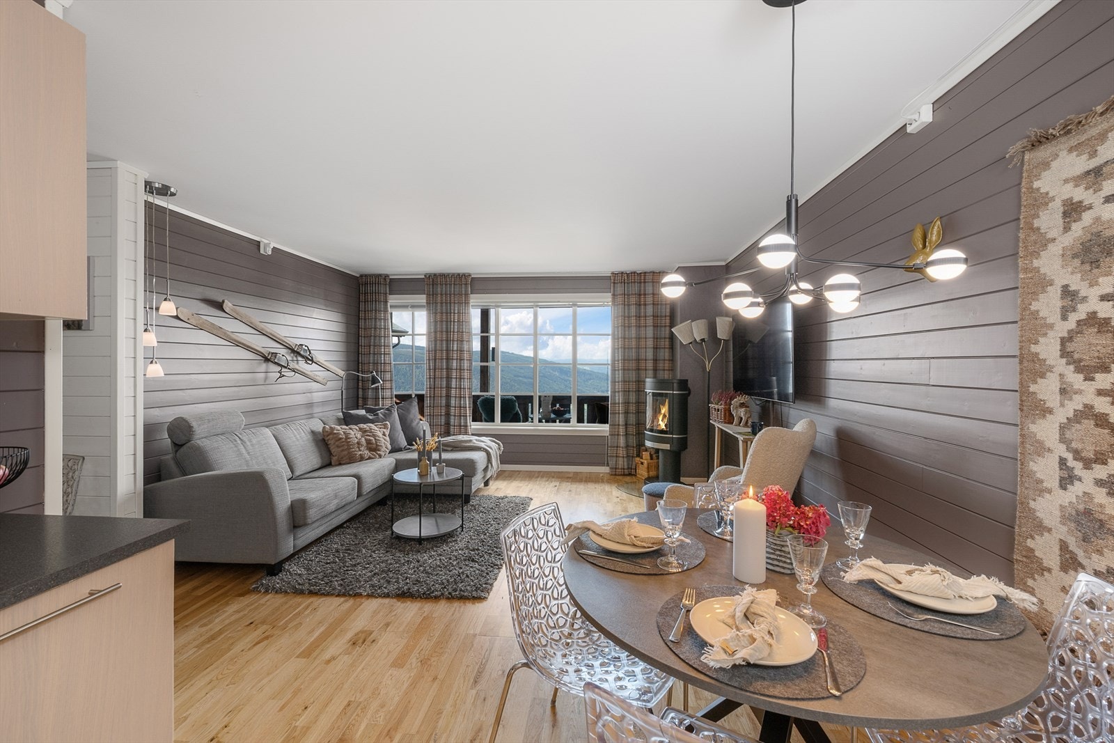 Stue og kjøkken ligger i åpen planløsning og utgjør til sammen et sosialt allrom. Galleribilde