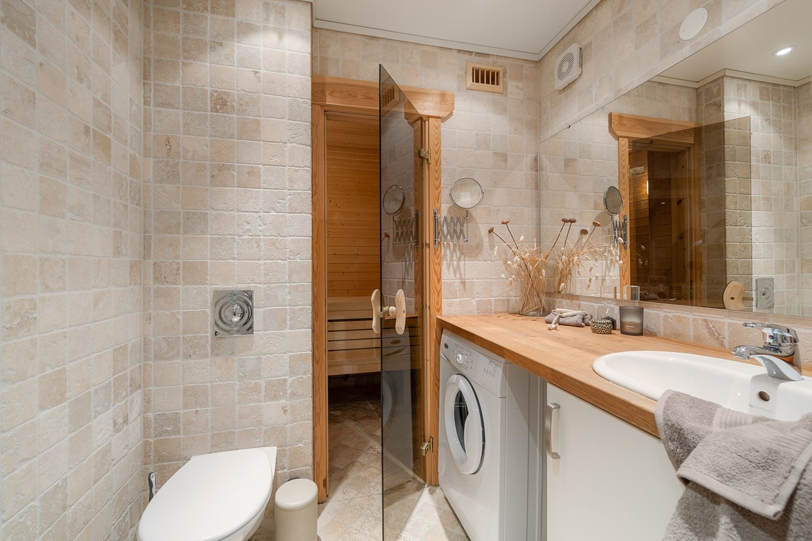 Veggmontert toalett, dusjvegger/hjørne og opplegg for vaskemaskin. Galleribilde