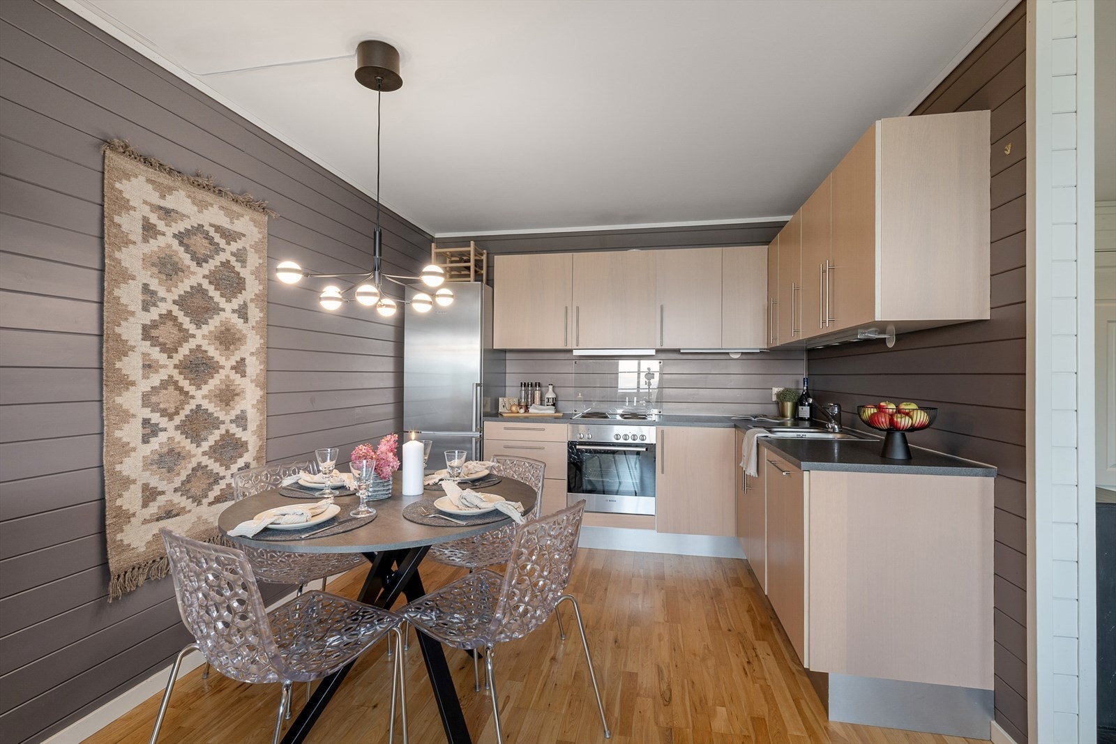 Kjøkkeninnredningen er montert i en L-form, noe som gir godt med skap- og benkeplass. Galleribilde