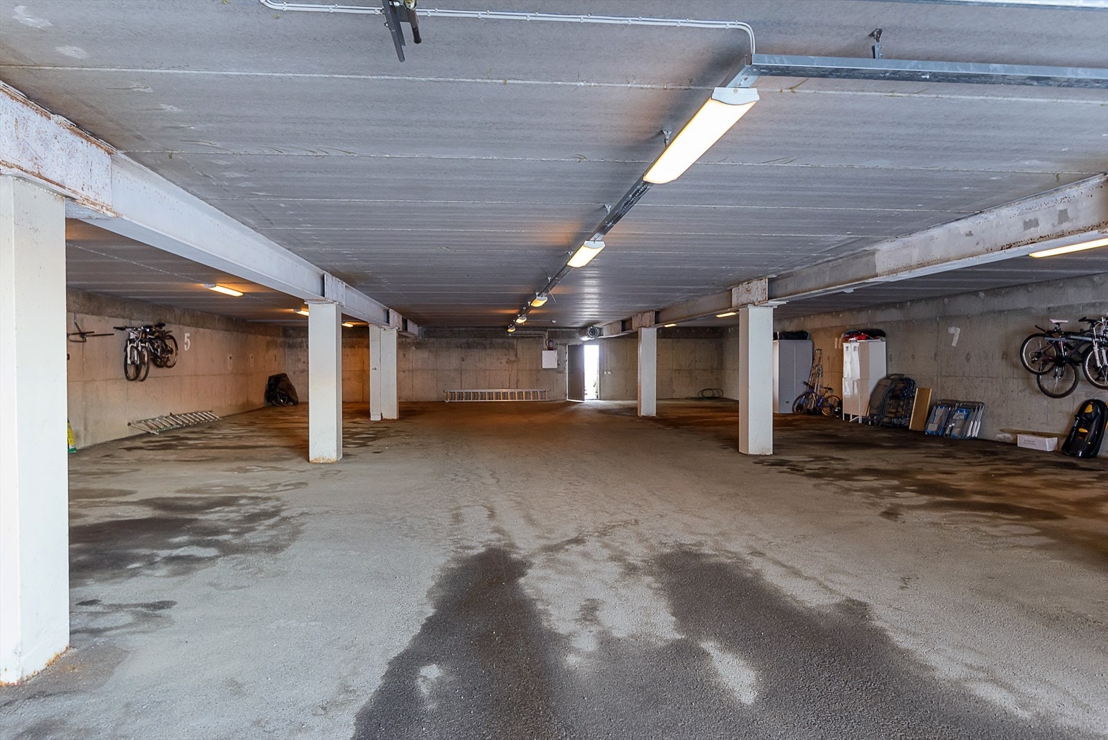 Tilhørende biloppstillingsplass med elbil-lader i felles, lukket garasjeanlegg. Galleribilde