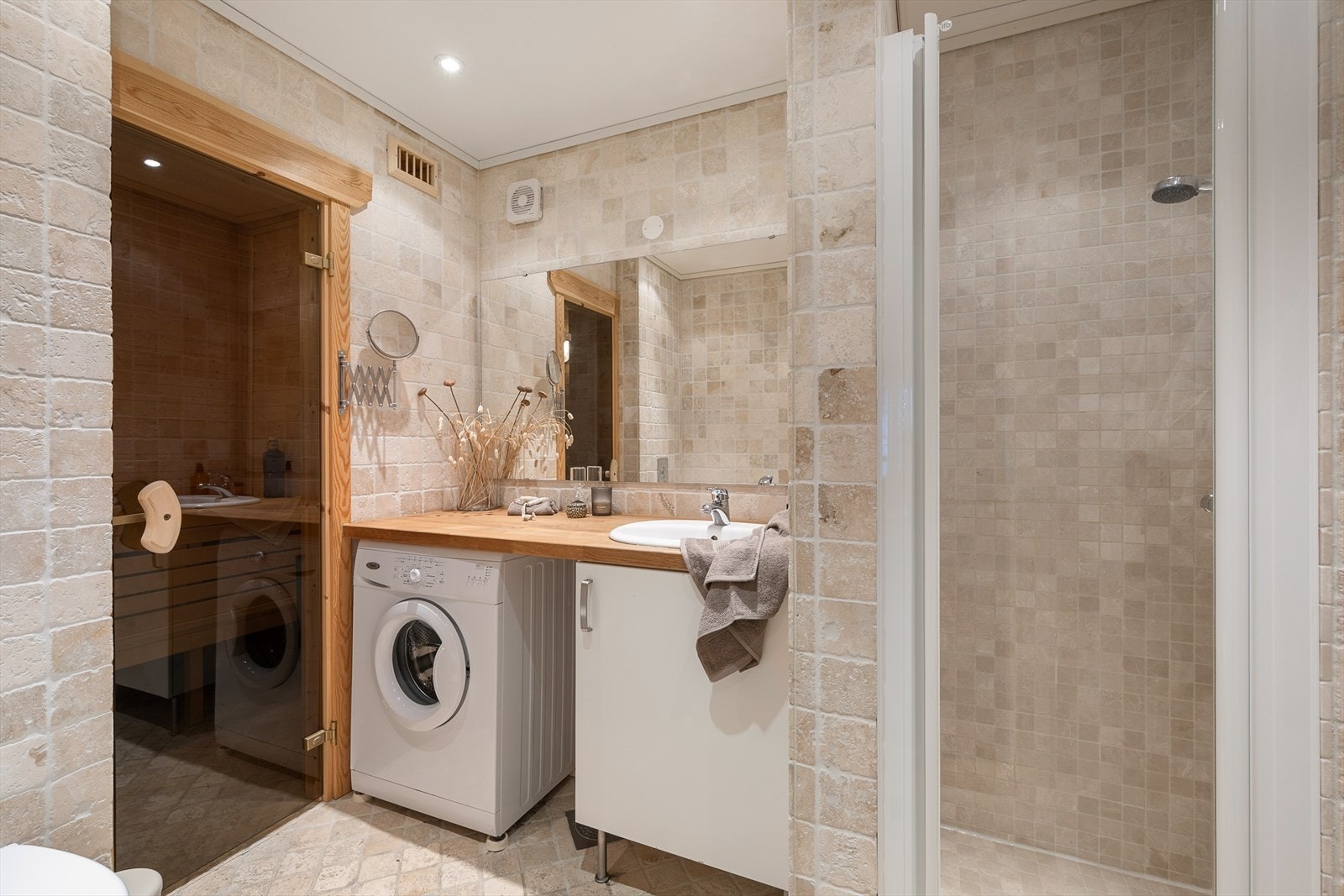 Kombinert bad/vaskerom med tidløst flisvalg. Lunt og innbydende! Varmekabler. Downlights i himlingen. Galleribilde