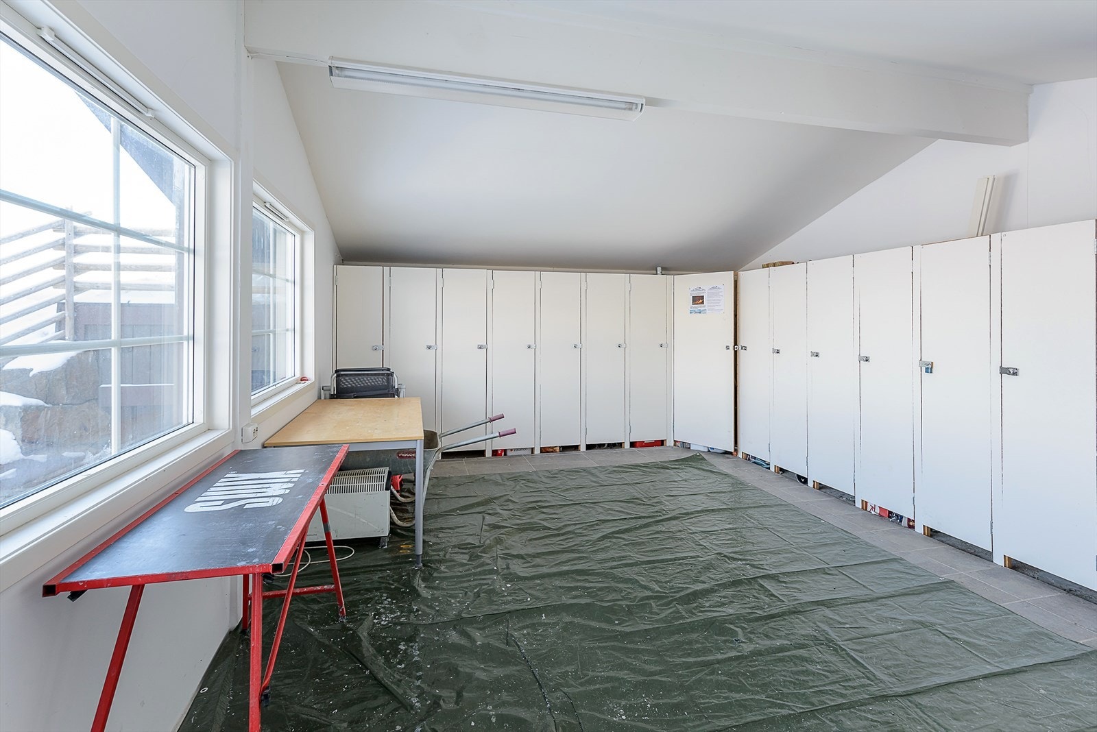 Ved enden av garasjen er det romslig, felles smørebod, med skiskap til alle leiligheter. Galleribilde