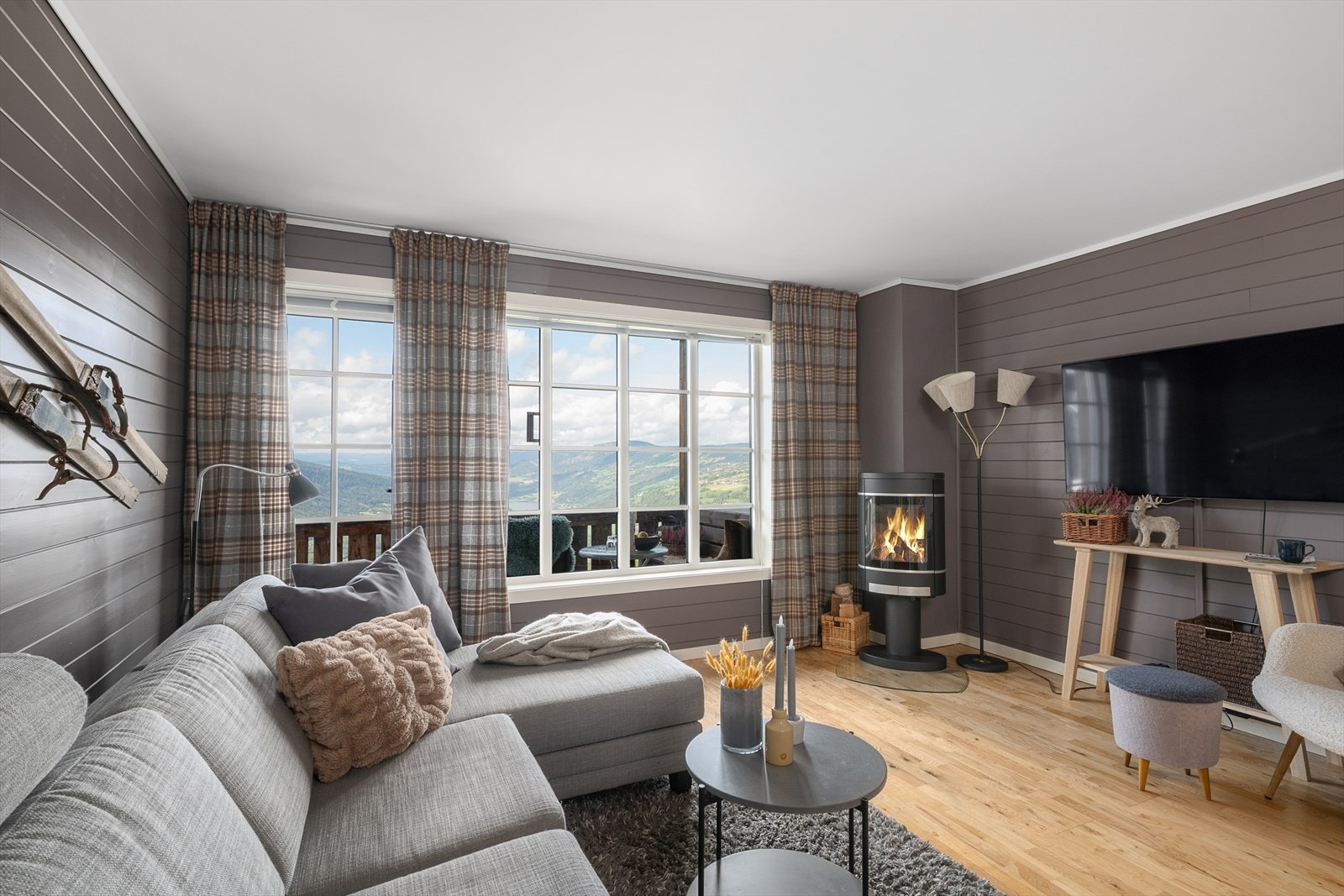 I tillegg til peisovn er det også varmekabler i gulvet. Galleribilde