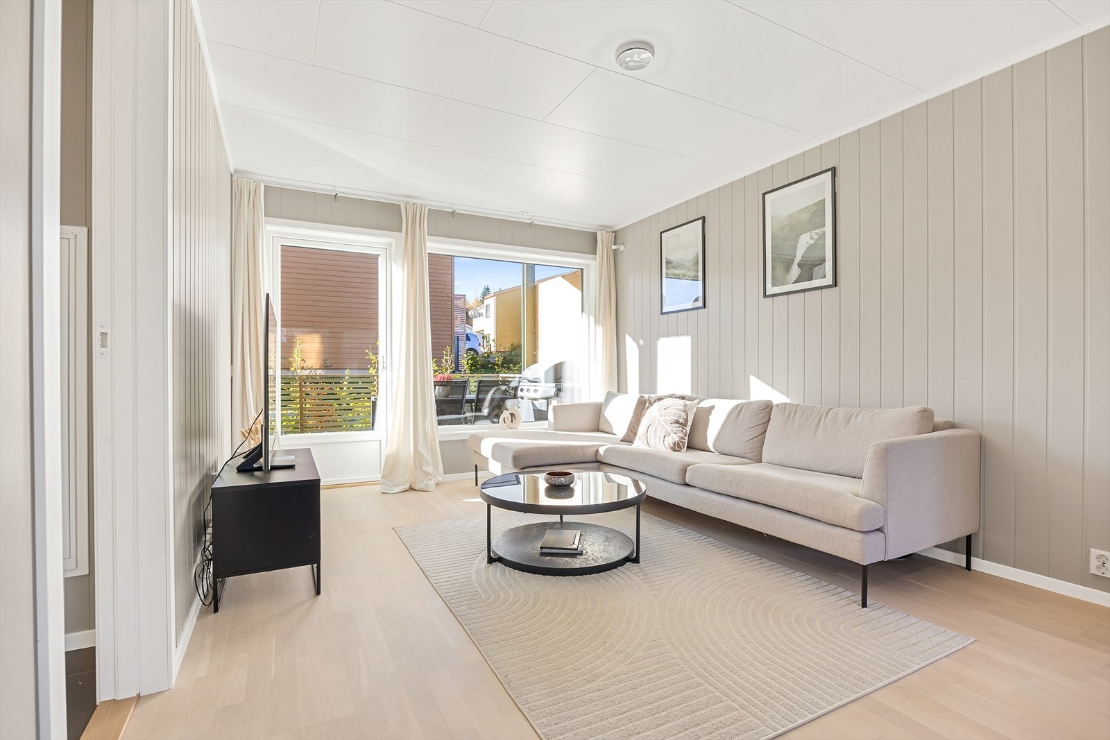 Stue. Leiligheten varmes opp med vannbåren gulvvarme og er derfor meget energieffektiv. Galleribilde