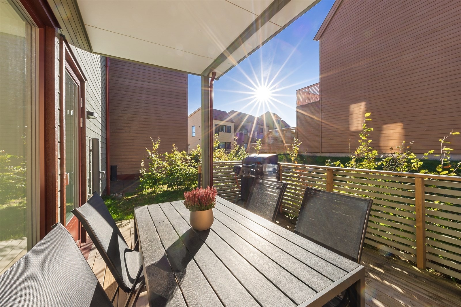 Koselig terrasse med moderne rekkverk. Galleribilde