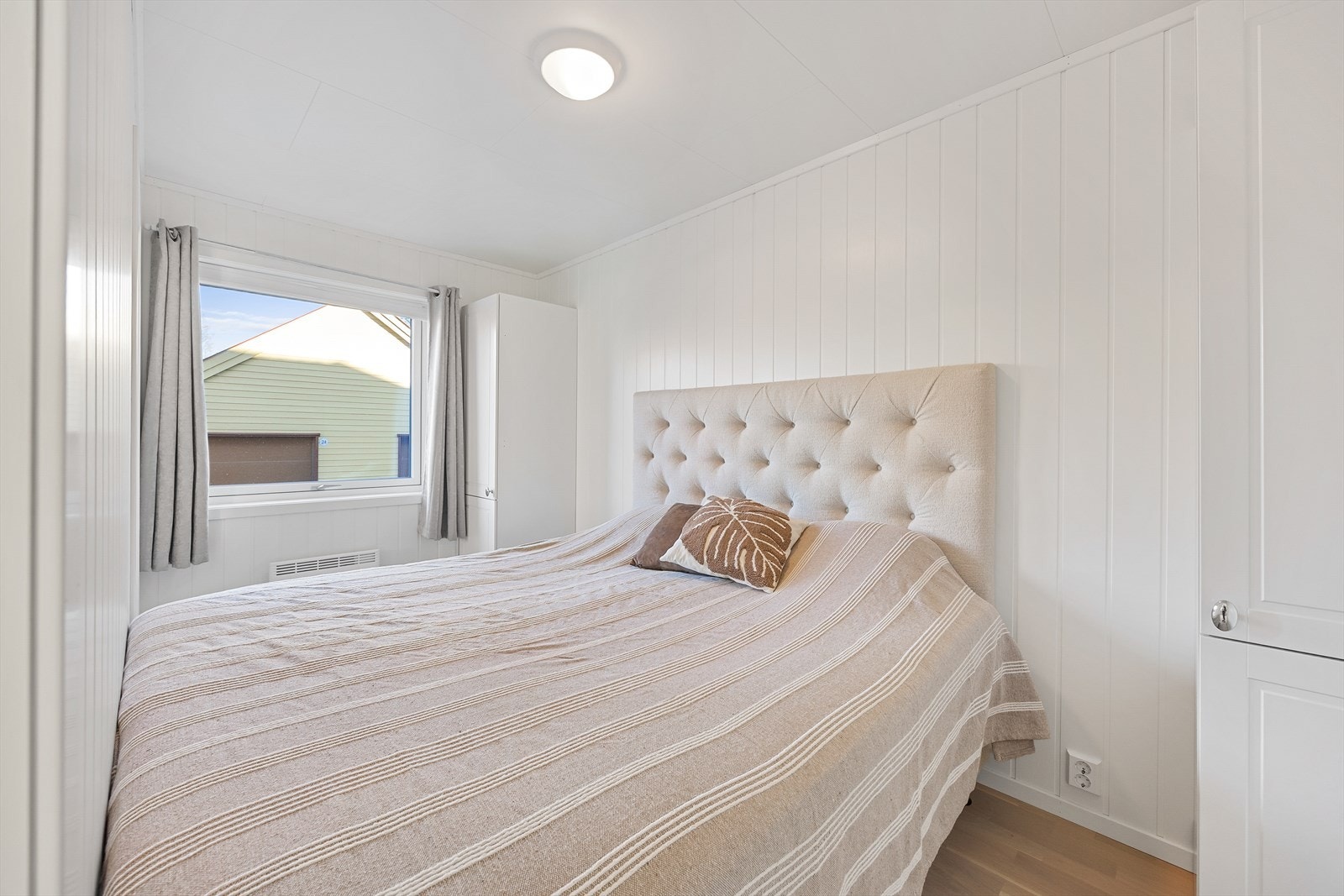 Soverom av god størrelse med to skyvedører inn til rommet - en praktisk løsning for innredning med dobbeltseng. Galleribilde