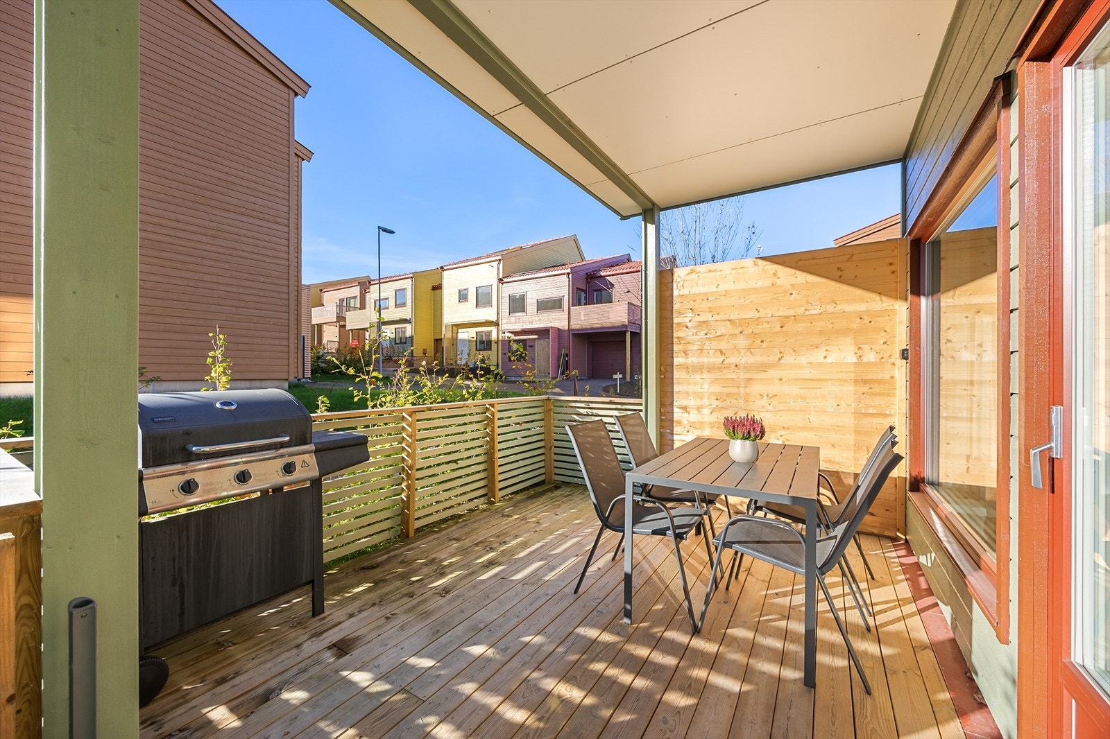 Terrassen er overbygget og har rekkverk rundt, samt levegg på en side som gir god skjerming. Galleribilde