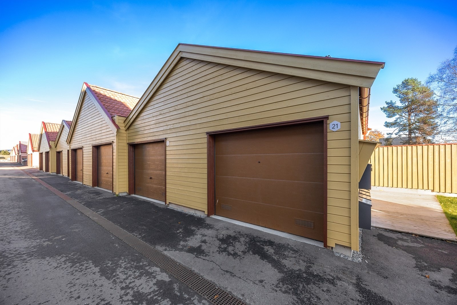 Det medfølger en garasjeplass i rekke til leiligheten (nr 21). Galleribilde