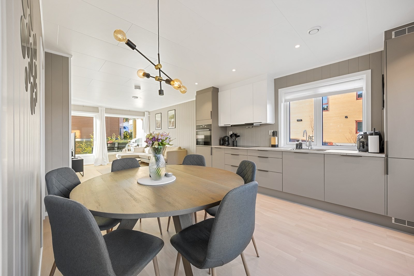 Lekkert kjøkken langs en vegg med mye skap- og benkeplass. Galleribilde