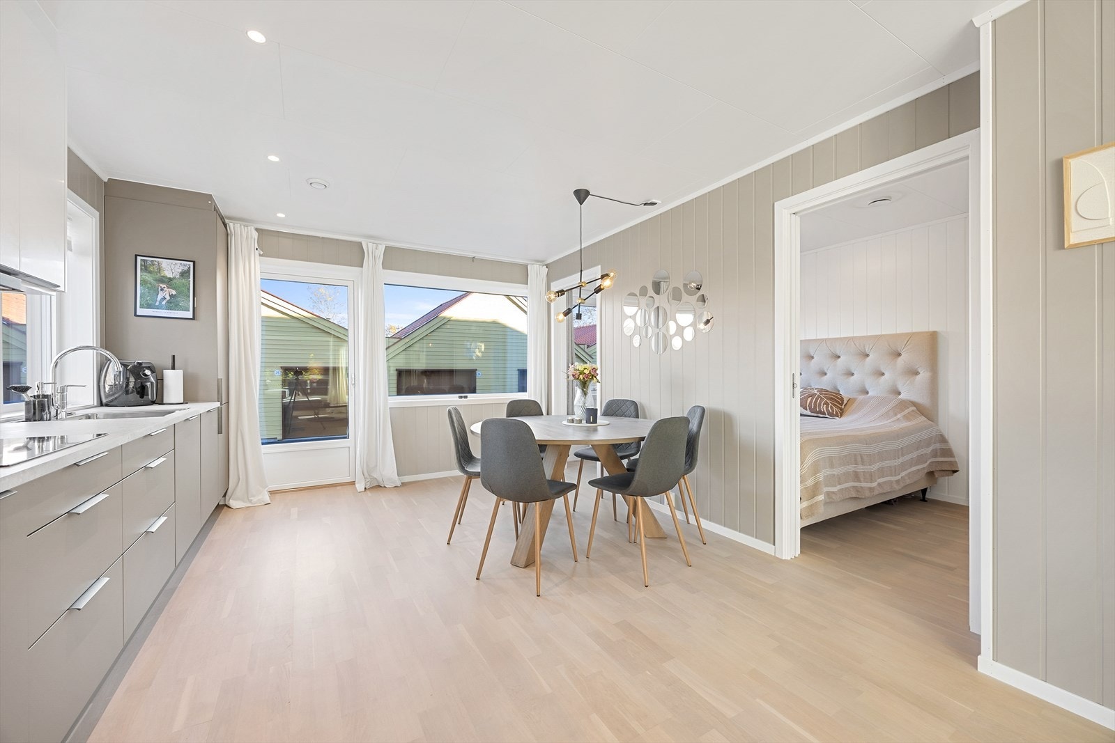 Det er også plass til spisebord utenfor kjøkkeninnredningen. Galleribilde