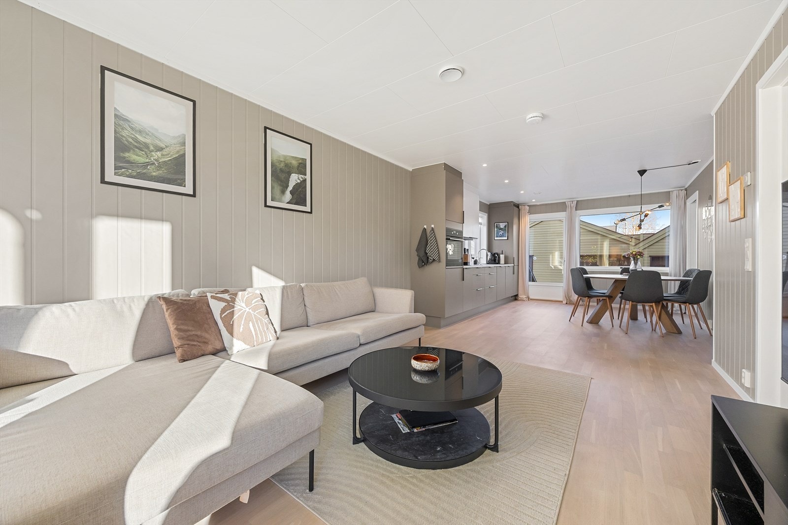 Rommet har malte veggoverflater og parkett på gulvet. Galleribilde