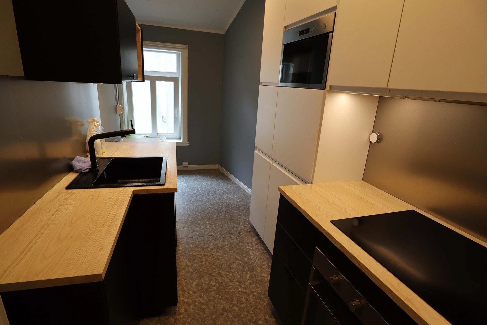 Hybelboere i bygget har tilgang på felles kjøkken og bad, samt vaskerom. Ukentlig vask av fellesarealer utføres av vaskebyrå, og er inkludert i husleien! Galleribilde